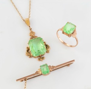 An Edwardian 9ct rose gold and green stone necklace, ring and matching bar brooch, early 20th century, stamped "9ct", ​​​​​​​the brooch 5cm wide, 11.1 grams total