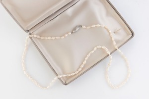 A freshwater pearl necklace with silver clasp, ​​​​​​​60cm long