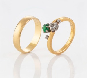 An 18ct yellow gold engagement ring set with three diamonds and an emerald; together with an 18ct yellow gold wedding ring, 20th century, (2 items), stamped "750" and "18ct", 7.7 grams total