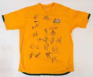 AUSTRALIA - SOCCEROOS: c.2010 team guernsey with 19 signatures including Mark Schwarzer. Mile Jedinak & Lucas Neill.