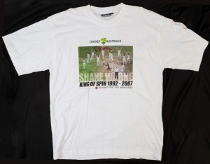 AUSTRALIA - SHANE WARNE: Warne's signature on "King of Spin 1992-2007 - Thanks for the Memories" illustrated t-shirt.