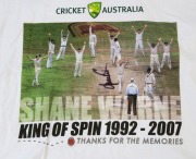 AUSTRALIA - SHANE WARNE: Warne's signature on "King of Spin 1992-2007 - Thanks for the Memories" illustrated t-shirt. - 2