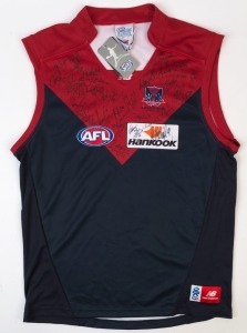 MELBOURNE: c.2009-10 guernsey (size 2XL), numerous signatures including Jack Watts, Nathan Jones, Mark Jamar & Jack Grimes.