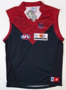 MELBOURNE: c.2009-10 guernsey (size 2XL), numerous signatures including Jack Watts, Nathan Jones, Mark Jamar & Jack Grimes.