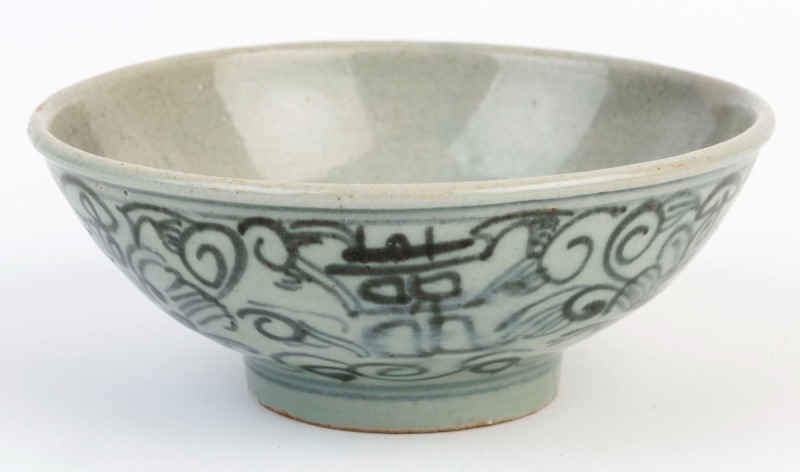 An antique Vietnamese porcelain bowl, 6cm high, 13cm diameter