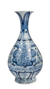 An antique Chinese blue and white porcelain baluster shaped vase with flared rim, late Ming early Kangxi period, 17th/18th century, ​​​​​​​28.5cm high