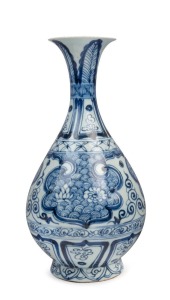 An antique Chinese blue and white porcelain baluster shaped vase with flared rim, late Ming early Kangxi period, 17th/18th century, 28.5cm high