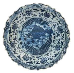An antique Chinese blue and white porcelain wash basin bowl with fish decoration and lobed rim, late Qing early Republic Period, 8cm high, 40cm wide
