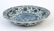 An antique Chinese blue and white porcelain wash basin bowl with fish decoration and lobed rim, late Qing early Republic Period, 8cm high, 40cm wide - 2