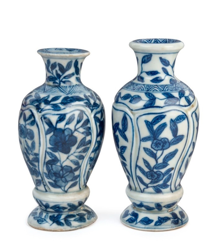 BINH THUAN shipwreck antique Chinese pair of blue and white porcelain vases, Ming Dynasty, early 17th century, (no labels present), 10cm high