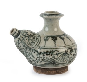 An antique Vietnamese porcelain water dropper, 17th century, 9.5cm high