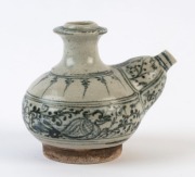 An antique Vietnamese porcelain water dropper, 17th century, 9.5cm high - 2