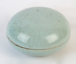Guan ware Chinese porcelain lidded circular box, Qing Dynasty 19th/20th century, 10cm high, 17cm diameter