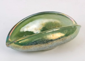 A green art glass bowl with bubble inclusions, ​​​​​​​7cm high, 20cm wide