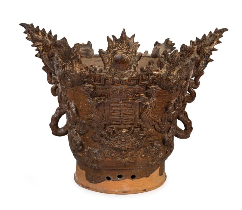 An antique Chinese pottery temple vase with dragon decoration and brown glaze, Qing Dynasty, 18th/19th century, ​​​​​​​32cm high, 43cm wide