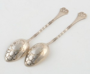 A pair of Russian silver teaspoons with engraved decoration, 19th/20th century, stamped "84", ​​​​​​​15cm long, 35 grams