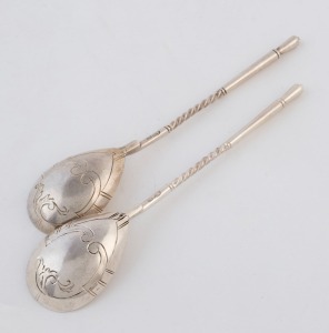A pair of Russian silver teaspoons with engraved decoration and twisted stems, 19th/20th century, stamped "84", 14.5cm long, 47 grams