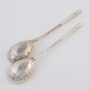 A pair of Russian silver teaspoons with engraved decoration and twisted stems, 19th/20th century, stamped "84", ​​​​​​​14.5cm long, 47 grams