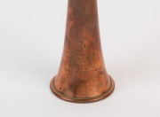 Antique English hunting horn, copper and nickel, stamped "SWAINE & ADENEY, London, Proprietors Of Kohler & Son, Made In England", also bearing the 1862 Exhibition medal stamp, 19th century, ​​​​​​​24cm high - 2