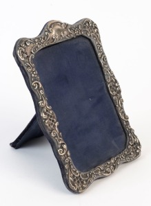 A sterling silver picture frame with blue silk and velvet backing, 19th/20th century, 18 x 13cm