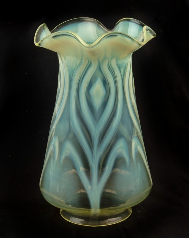 An antique lemon vaseline glass oil lamp shade, 19th century, ​​​​​​​25cm high, base 9.5cm diameter