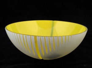 FORMIA "VIVARINI" Murano yellow and milk glass fruit bowl, with original labels, 13cm high, 28cm diameter