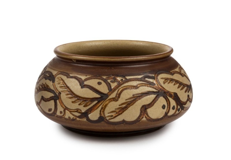 AGNETE HOY English pottery bowl, circa 1950, 9cm high, 18cm diameter