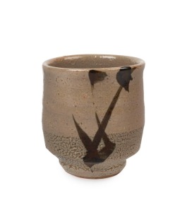 SHOJI HAMADA studio pottery beaker in original spruce box, 8.5cm high, 8cm diameter