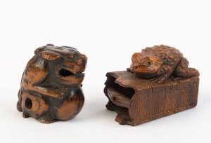 Two antique Japanese carved boxwood netsuke of a toad and a Foo dog, Meiji period, 19th century, the toad 4.8cm wide