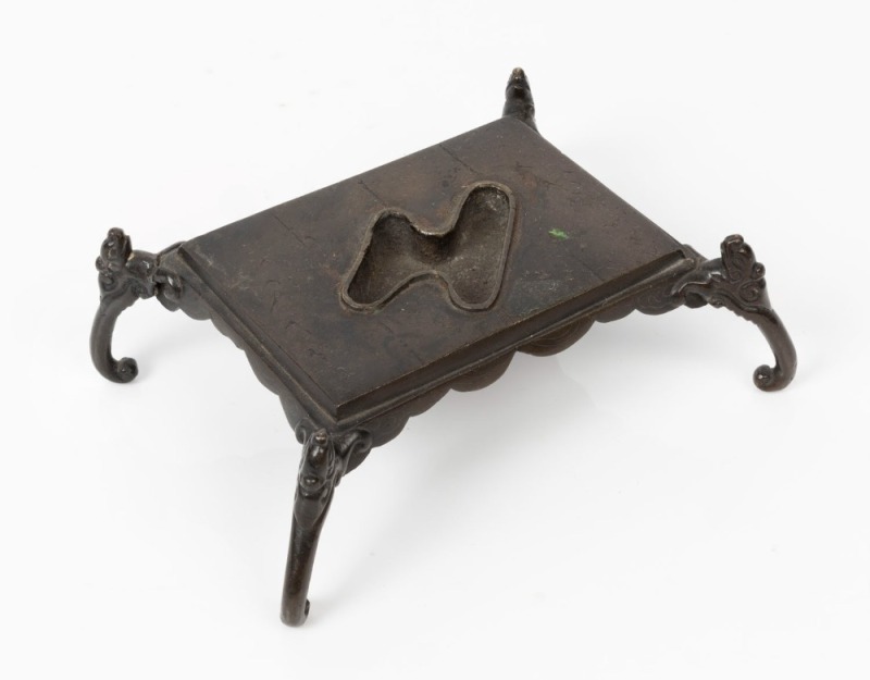 Chinese antique bronze stand, late 19th century, 5cm high, 15cm wide