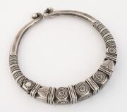 An antique Indian tribal silver torque neckring (hussli), border of the Sind/Indus Valley, Rajasthan, 19th/20th century. Cast solid silver, finely chased and incised with various lobes and geometric patterns. 15cm wide, an impressive 663 grams total, (23. - 3