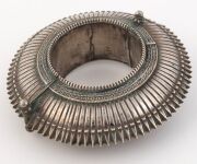 An antique Indian silver bracelet (kataria), Orissa origin, 19th/20th century. Note: This bracelet form is inspired by Vishnu's serrated-edged weapon (chakra); a steel disc with a central hole and a sharpened edge, twirled rapidly on a forefinger and hurl - 4