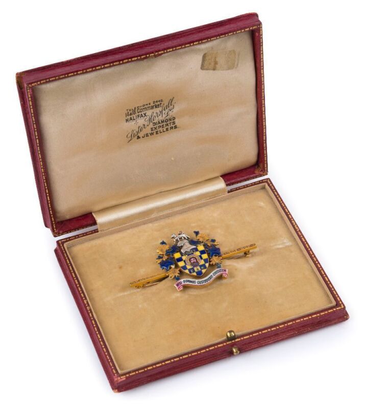 HALIFAX (England) stunning 18ct yellow gold and enamel Mayoress brooch in original plush fitted leather case embossed and engraved "MRS. R.D. WARD, MAYORESS, 1905-1907", ​​​​​​​6.2cm wide, 14 grams