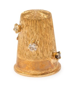 SEWING: An 18ct yellow gold thimble, set with five brilliant cut white diamonds, in the manner of STUART DEVLIN, 20th century, stamped "18ct", maker's marks illegible, 2.2cm high, 8.3 grams