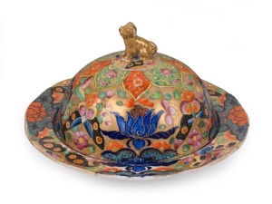 MASONS IRONSTONE antique English muffin dish and cover with Chinese floral and butterfly decoration and Foo dog finial, circa 1840, rare. Blue faux Chinese seal mark to base, 12cm high, 22cm diameter