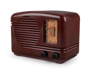 HEALING "GOLDEN VOICE" vintage mantle radio in burgundy bakelite case, circa 1946 18cm high, 25cm wide