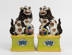 A pair of Chinese ceramic Foo dog statues, 19th/20th century, 26cm high