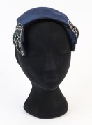 ELIZABETH FORD American blue velvet and glass bead half hat fascinator, circa 1950s, rare. Bearing original label "ELIZABETH FORD, NEW YORK", ​​​​​​​10cm high, 15cm long - 2