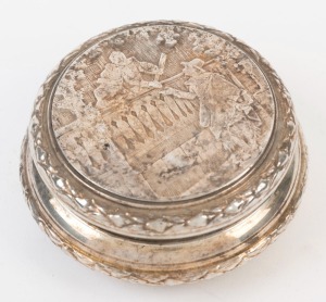 An antique circular silver jewellery box with engraved romantic scene, 19th/20th century, 3.5 cm high, 8cm diameter, 92grams