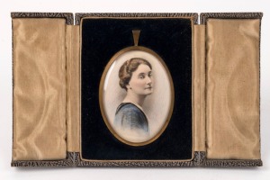 A vintage hand-painted miniature portrait of a lady in gilt metal oval pendant frame, housed in a plush fitted box, early 20th century, ​​​​​​​8 x 6cm