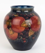 MOORCROFT "POMEGRANATE" English pottery vase with blue ground, circa 1930, impressed "Moorcroft, Made In England" with blue underglaze signature, ​​​​​​​21cm high, 17cm wide - 2