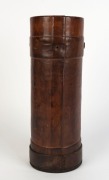 An antique English powder charge, brown leather with applied coat of arms, 19th/20th century, 52cm high, 19cm diameter - 2