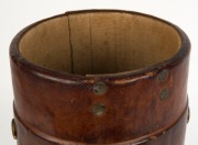 An antique English powder charge, brown leather with applied coat of arms, 19th/20th century, 52cm high, 19cm diameter - 3