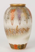 SATSUMA Kinkozan&nbsp;Japanese earthen ware vase with Royal procession and wisterias, Meiji period, 19th/20th century, 10.5cm high - 5