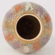 SATSUMA Kinkozan&nbsp;Japanese earthen ware vase with Royal procession and wisterias, Meiji period, 19th/20th century, 10.5cm high - 7