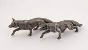 A pair of English sterling silver fox statues, 20th century, ​​​​​​​16cm long, 470 grams total - 2