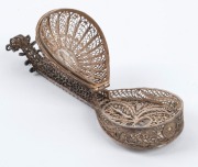 A Continental sterling pomander in the form of a lute, circa 1900, ​​​​​​​10cm long, 15 grams - 2