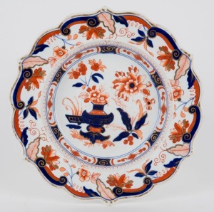 An English Imari pattern dish with scalloped edge and gilded floral decoration. circa 1830, 25cm diameter