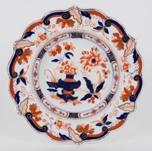 An English Imari pattern dish with scalloped edge and gilded floral decoration. circa 1830, 25cm diameter