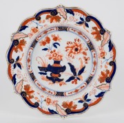 An English Imari pattern dish with scalloped&nbsp;edge and gilded floral decoration. circa 1830, 25cm diameter
